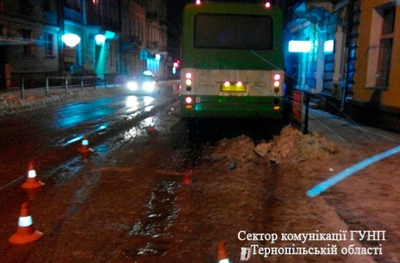 На пішохідному переході водій маршрутки збив чоловіка (фото)