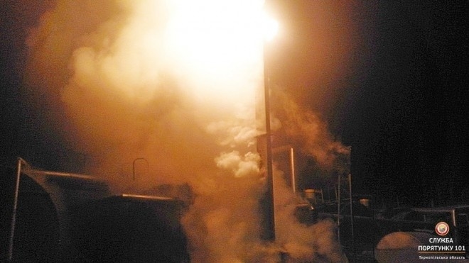 Багато диму та вогню: на Тернопільщині горіло обладнання заводу (фотофакт)