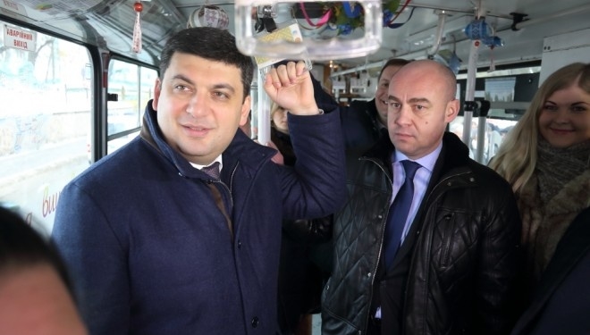 Що робив український прем’єр у тернопільському тролейбусі? (фотофакт)