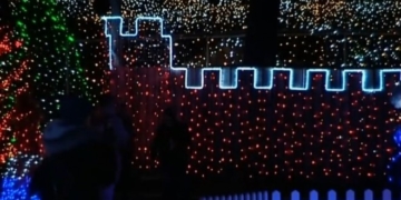 Чоловік до Різдва прикрасив свій дім і територію 2 мільйонами лампочок, створивши неймовірну красу (відео)