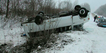 На Тернопільщині перекинувся автобус з пасажирами (відео)