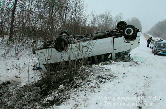 На Тернопільщині перекинувся автобус з пасажирами (відео)