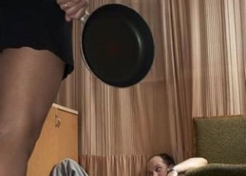 Дружина “вирубала” чоловіка пляшкою на 10 годин