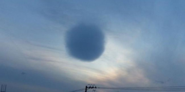 Світлина незвичайної хмари у вигляді кулі вразила інтернет (фото)