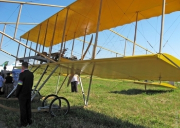 В Одесі піднявся в повітря літак, зібраний за кресленнями 1910 року (відео)