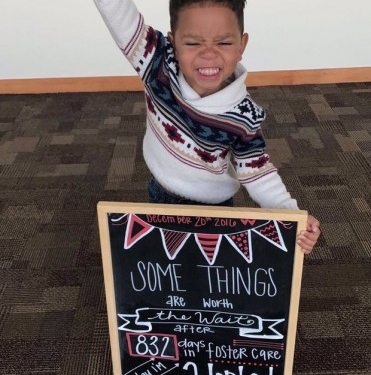 Світ сколихнуло емоційне фото малюка, який дізнався про усиновлення