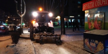 Тернопіль очищає від снігу 450 двірників
