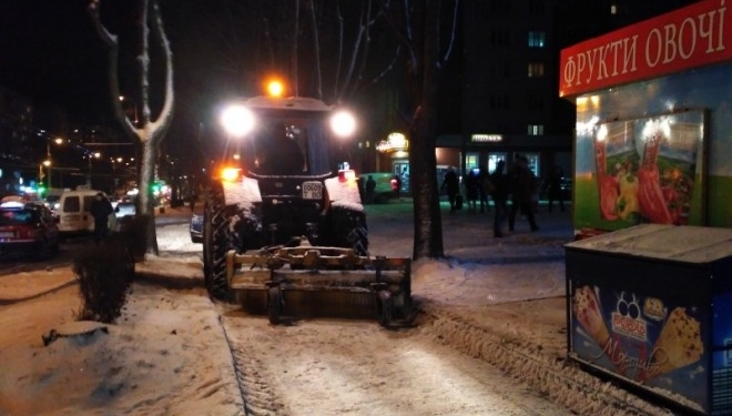 Тернопіль очищає від снігу 450 двірників