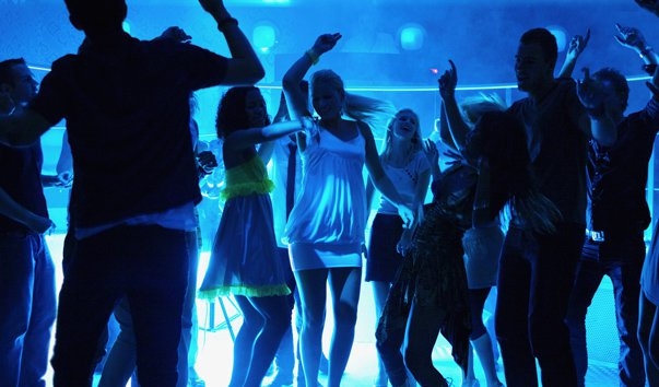 Мережу підірвало відео з дівчиною, у якої під час танцю випали сідниці (ВІДЕО)