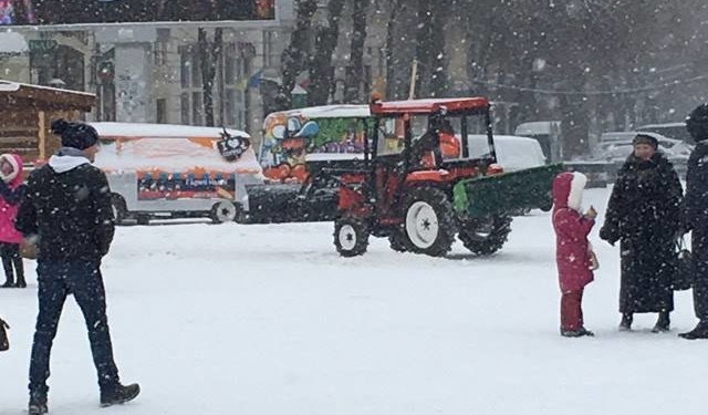 Як тернопільські комунальники борються зі снігом (фото)