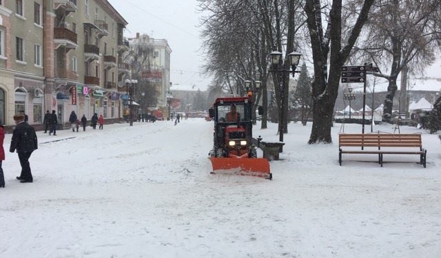Як тернопільські комунальники борються зі снігом (фото)