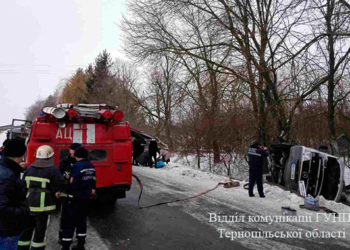 На Тернопільщині перекинувся автобус з пасажирами (ФОТО)