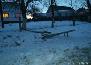 Дикість та свавілля: на Тернопільщині вандали знищили зупинки (фотофакт)