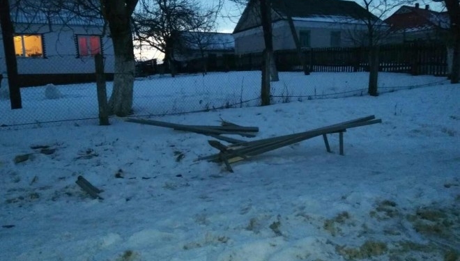 Дикість та свавілля: на Тернопільщині вандали знищили зупинки (фотофакт)