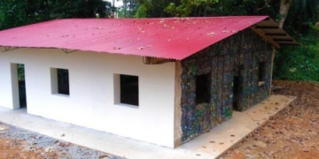 Чоловік будує ціле містечко із пластикових пляшок (фотофакт)