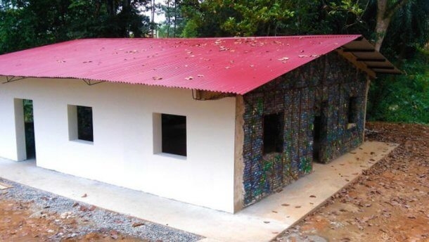 Чоловік будує ціле містечко із пластикових пляшок (фотофакт)