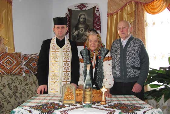 На Тернопільщині жінка зберігає священну воду уже 70 років!