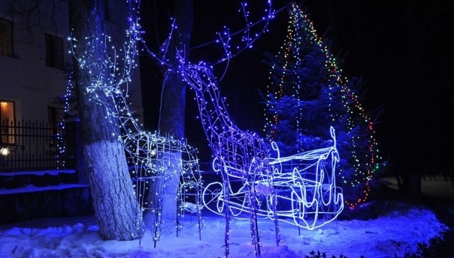 Дивовижна краса: як виглядає Різдвяна Зарваниця ввечері (фото)