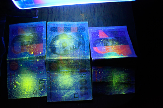 Поліцейські спіймали людей, які масово продавали психотропні речовини