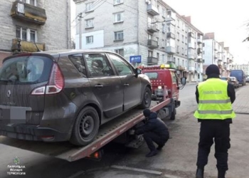 У Тернополі евакуйовують автомобілі, які заважають проїзду
