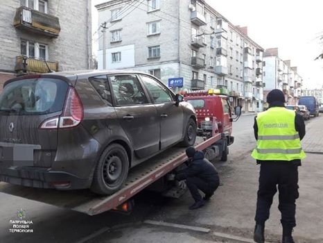 У Тернополі евакуйовують автомобілі, які заважають проїзду