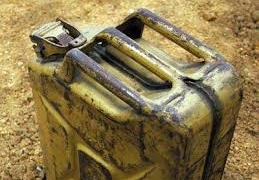 Нахабний злодій злив пальне з автобуса й забрав харчі у водія