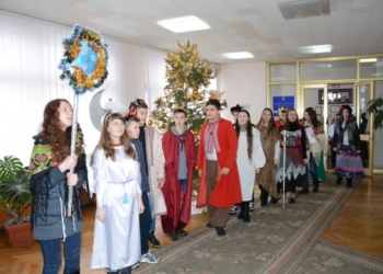 Тернопільські школярі колядують, щоб назбирати гроші на лікування дівчинки