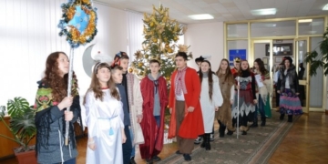 Тернопільські школярі колядують, щоб назбирати гроші на лікування дівчинки