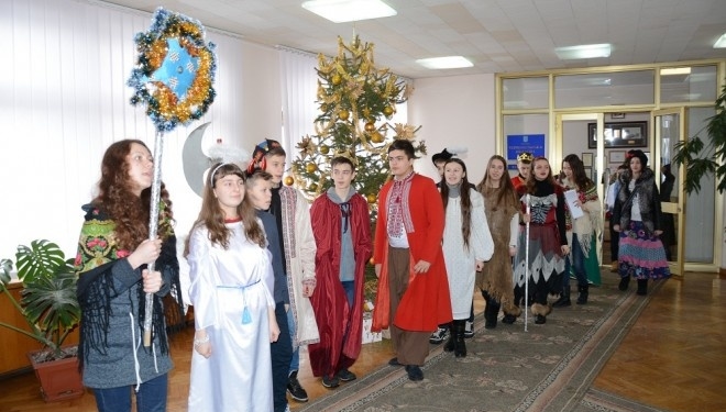 Тернопільські школярі колядують, щоб назбирати гроші на лікування дівчинки