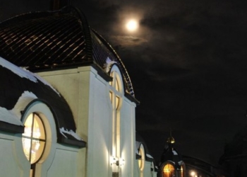 Дивовижна краса: як виглядає Різдвяна Зарваниця ввечері (фото)