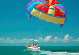 Екстремали показали відео, як вони “ширялися” на парашутах по замерзлому тернопільському озеру