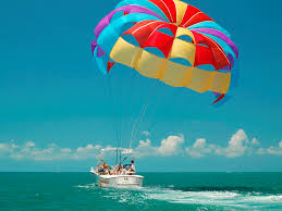 Екстремали показали відео, як вони “ширялися” на парашутах по замерзлому тернопільському озеру