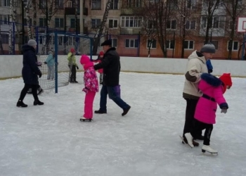 У Тернополі на Східному з’явилася безкоштовна ковзанка (ФОТО)