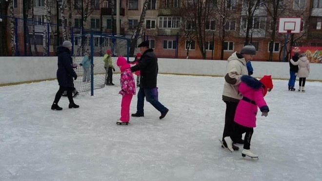 У Тернополі на Східному з’явилася безкоштовна ковзанка (ФОТО)