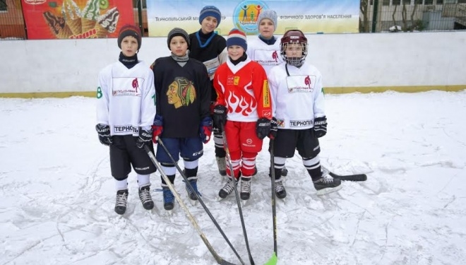 У Тернополі на Східному з’явилася безкоштовна ковзанка (ФОТО)