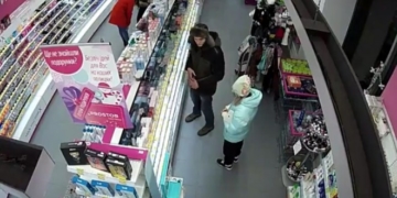 Допоможіть знайти злодія, який вкрав парфуми в одному з магазинів Тернополя (відео)