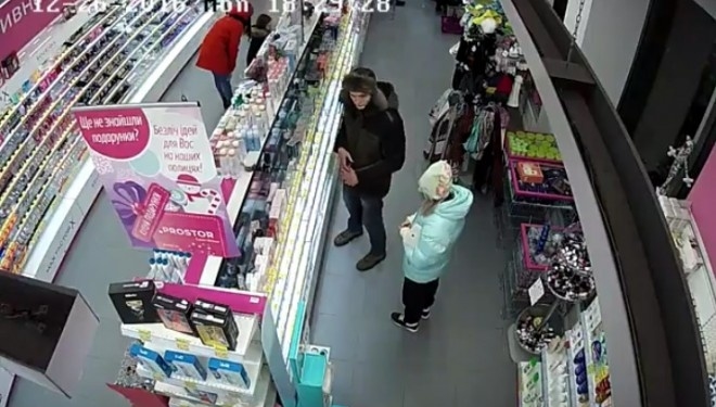 Допоможіть знайти злодія, який вкрав парфуми в одному з магазинів Тернополя (відео)
