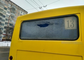 Маршрутка з розбитим вікном возить тернополян (фото)