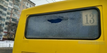 Маршрутка з розбитим вікном возить тернополян (фото)