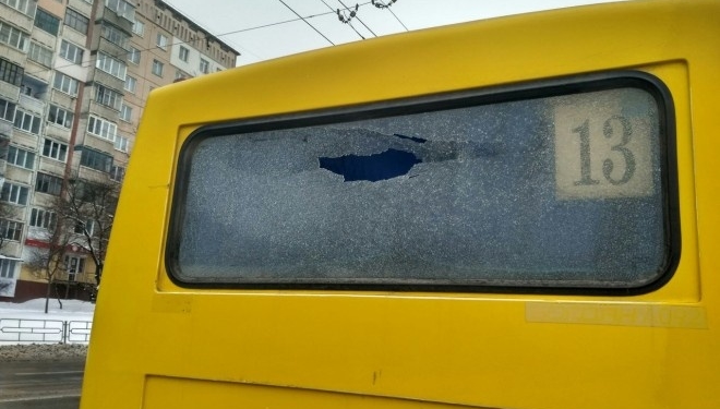 Маршрутка з розбитим вікном возить тернополян (фото)