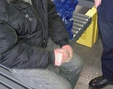 Тернопільські медики рятують п’яницю, який ледь не обморозив собі руки (фотофакт)