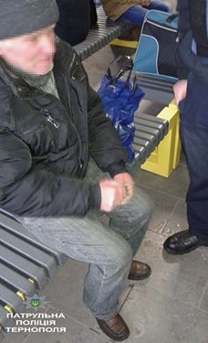 Тернопільські медики рятують п’яницю, який ледь не обморозив собі руки (фотофакт)