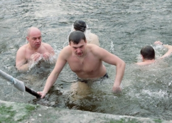 Як очільник міста разом з тернополянами пірнав в ополонку (ФОТО)