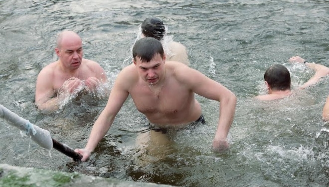 Як очільник міста разом з тернополянами пірнав в ополонку (ФОТО)