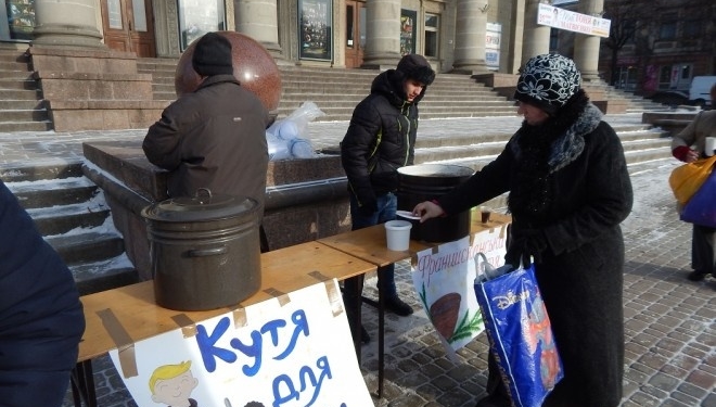 На тернопільському майдані роздали два великих баняки куті
