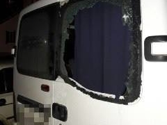 Погрожував вибити двері квартири незнайомим людям та нищив чужі машини молодик у Тернополі