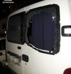 Погрожував вибити двері квартири незнайомим людям та нищив чужі машини молодик у Тернополі