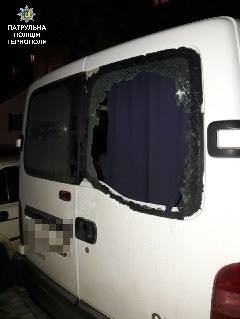 Погрожував вибити двері квартири незнайомим людям та нищив чужі машини молодик у Тернополі