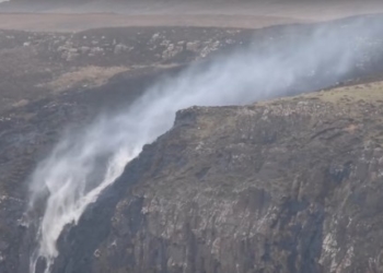 Унікальне явище – шотландський водоспад став текти знизу вгору (відео)