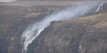 Унікальне явище – шотландський водоспад став текти знизу вгору (відео)